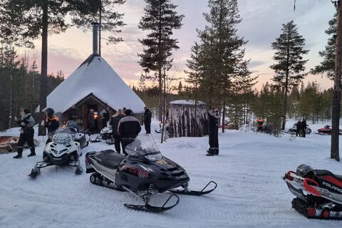 bo events Incentive Grillen in Grillkota während Schneemobil Tour in Schwedisch Lappland.