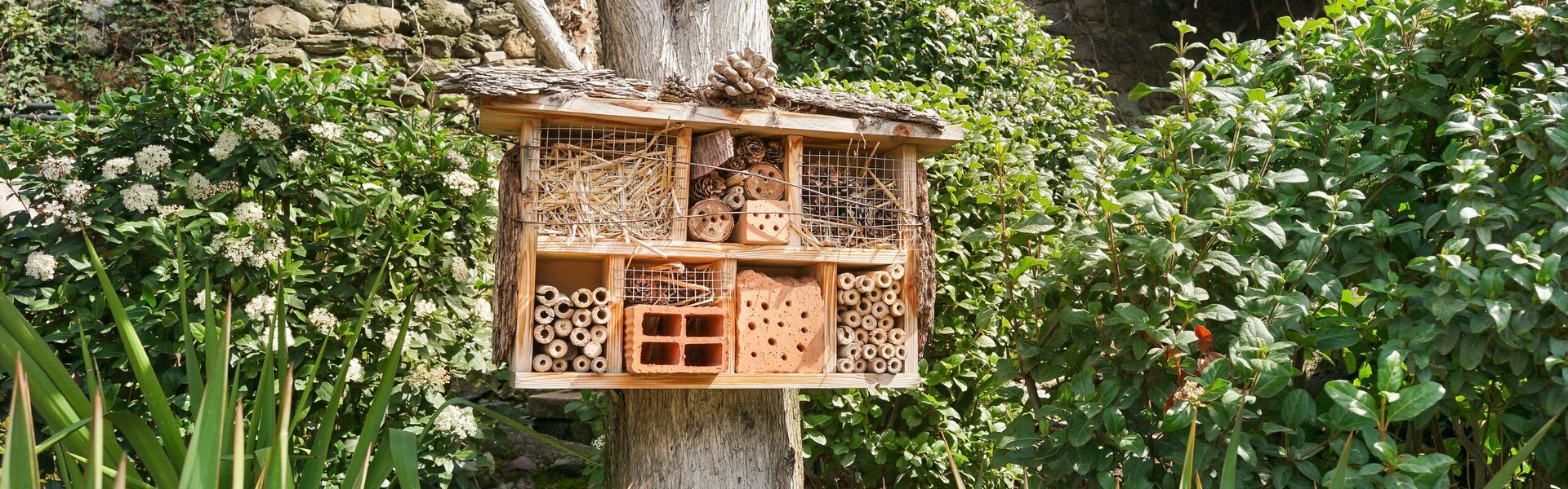 Ein fertiges Insektenhotel am Baum.