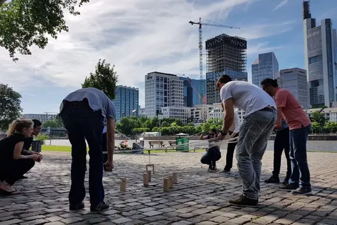 bo events Incentive Turmbau Aktivität während Stadtrallye mit internationaler Gruppe in Frankfurt.