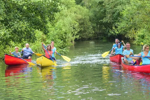 Eine Gruppe in Kanus auf dem Wasser.