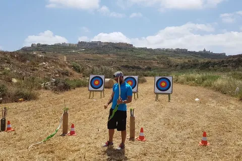 bo events Incentive Bogenschießen als Station während Jeep Safari auf der Insel Gozo.