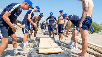 Die Mannschaft des SV Darmstadt 98 beim Floßbau Teamevent/Teambuilding/Betriebsausflug am Freizeitsee Biblis.