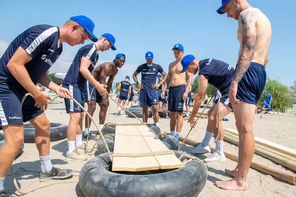 Die Mannschaft des SV Darmstadt 98 beim Floßbau Teamevent/Teambuilding/Betriebsausflug am Freizeitsee Biblis.