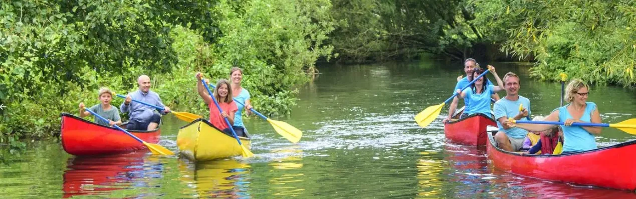 Eine Gruppe in Kanus auf dem Wasser.