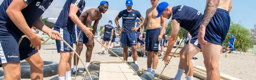 Die Mannschaft des SV Darmstadt 98 beim Floßbau Teamevent/Teambuilding/Betriebsausflug am Freizeitsee Biblis.