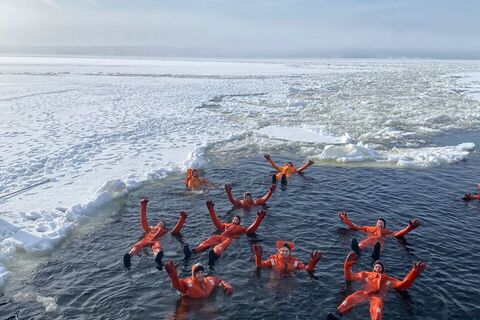 bo events Incentive Eisschwimmen während Eisbrecherfahrt in Schwedisch Lappland.