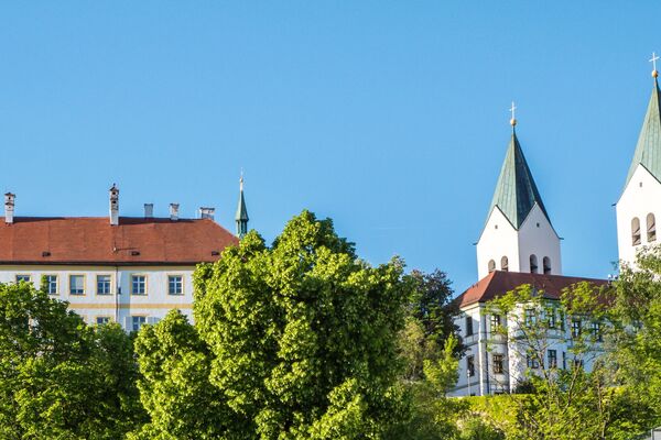 Versteckt hinter Bäumen erstreckt sich der Freisinger Dom