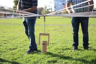 Teilnehmende beim "Turmbau" als Teil der Team Challenge 2.0 von bo events in Frankfurt.