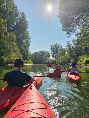 Gruppe bei Kanutour mit bo events auf dem Wasser zwischen Darmstadt und Mainz.