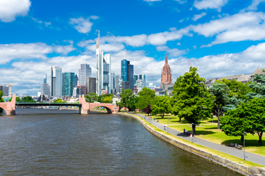 Main und Frankfurter Mainufer mit der berühmten Skyline im Hintergrund