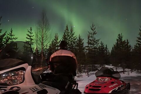 bo events Incentive Nordlichter während Schneemobil Tour in Schwedisch Lappland.