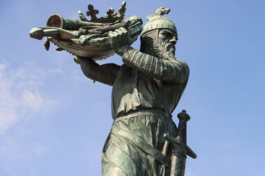 Das Hagendenkmal an der Rheinpromenade der Nibelungenstadt Worms